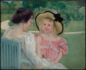 Mary Cassatt nacio en Pitsburg en 1844. era hija de un banquero norteamericano que nunca se mostró favorable a su deseo de llevar una carrera artítica. Toda la familia Cassatt se trasladó a París en 1851, viviendo algunos años en Alemania. En 1861 Mary estudia en la Pennsylvannia Academy of Fine Arts de Filadelfia durante cuatro años, Inicia un viaje por Italia en 1871, descubriendo una profunda. admiración porVelázquez y Rembrabdt lo que le motivará a viajar a España y a Holanda. Instalada definitivamente en París en 1877, se inicia su relación con Degas - algunos la llegan a considerar como su alumna - quien le recomienda integrarse en el grupo impresionista . A partir de ese momento su estilo se acerca más a Renoir y a Degas, participando en cuatro de las ocho exposiciones impresionistas con sus cuadros de niños y mujeres, temas que serán sus favoritos. En 1891 empezó su andadura en solitario en la galería Durand-Ruel, quien se convirtió en su marchante. Debido a su desahogada situación económica, Mary compró un buen número de obras a sus compañeros e incluso animó a algunos millonarios norteamericanos a que invirtieran en pintura impresionista. Sus continuos viajes la llevan a numerosos lugares europeos e incluso a Oriente Medio. Una de las especialidades de Mary Cassatt serían las escenas intimistas, protagonizadas por mujeres cosiendo. El vivo colorido aplicado a base de pinceladas sueltas es una característica típicamente impresionista mientras que el dibujismo del vestido, los rostros o los brazos ponen de su formación académica. La distribución de las luces en el espacio es uno de los grandes logros de Cassatt, convirtiendo sus escenas en obras maestras. En 1875 tras de ver una obra al pastel de Edgar Degas el escaparate de una galería de arte, llegó a la conclusión de que no estaba sola en su rebelión, en una carta a un amigo podemos leer: “Solía aplastar mi nariz contra las ventanas para absorber todo lo que podía de su arte… Cambió mi vida, desde entonces pude ver al arte del modo que siempre quise verlo”.